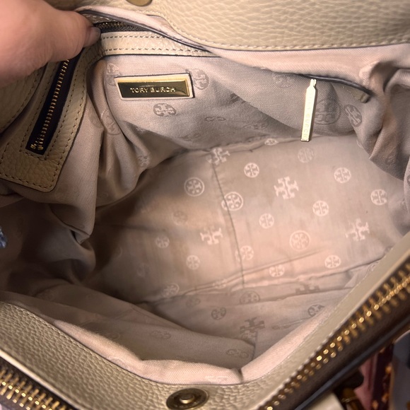 Tory Burch Robinson pebbled leather tote bag cream color with logo charm tag - Picture 12 of 17